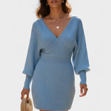 V-aukkoista mekkoa